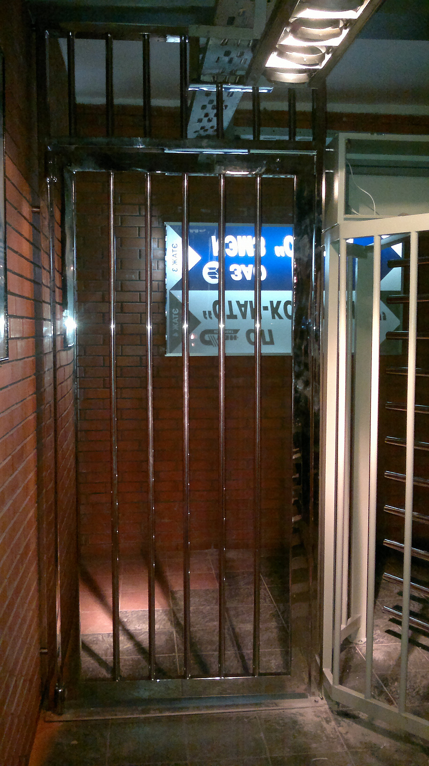 Турникет полноростовой однопроходной электромеханический с аварийной калиткой.Модель SESAME корпус стальной окрашенный, ротор н/ж полированный.