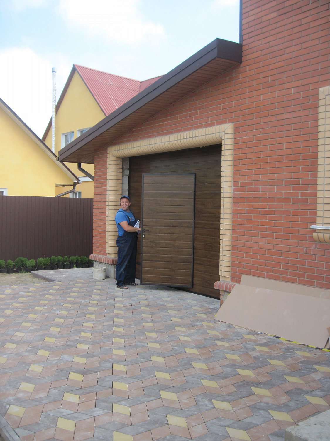 Ворота автоматические гаражные Алютех с калиткой.