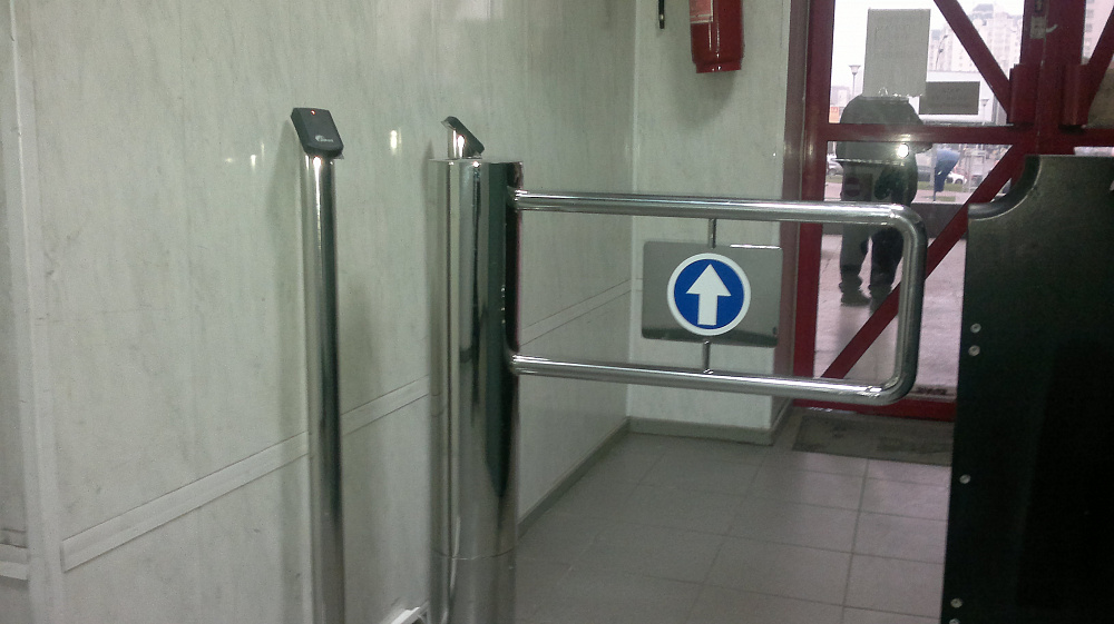 Турнікет-хвіртка Gate -T і стійки під зчитувач з полірованої нержавіючої сталі.