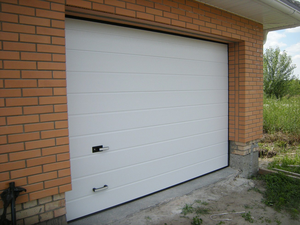 Ворота гаражные секционные. Полотно м-гофр цвет белый.