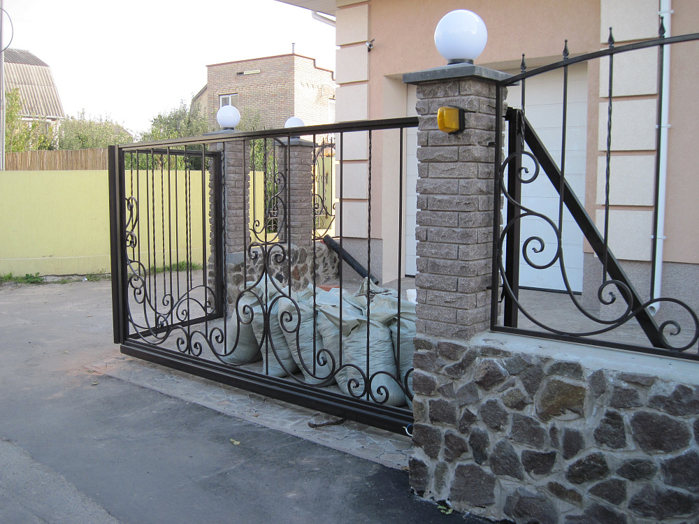 Ворота відкатні та хвіртка з елементами ковки.