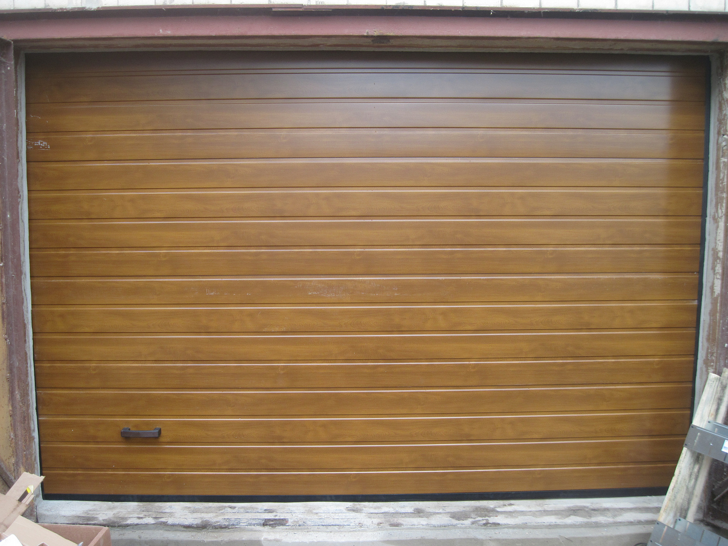 Ворота гаражные в цвете золотой дуб.