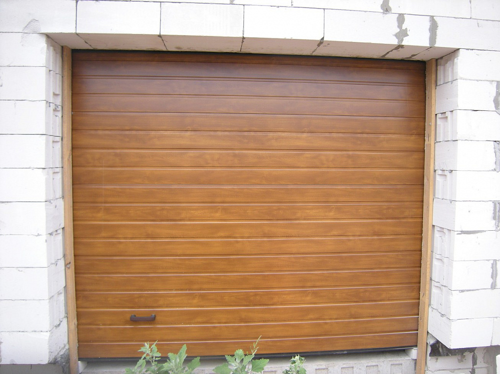 Секционные ворота, вариант высокий монтаж  с панелью S-гофр, цвет золотой дуб.