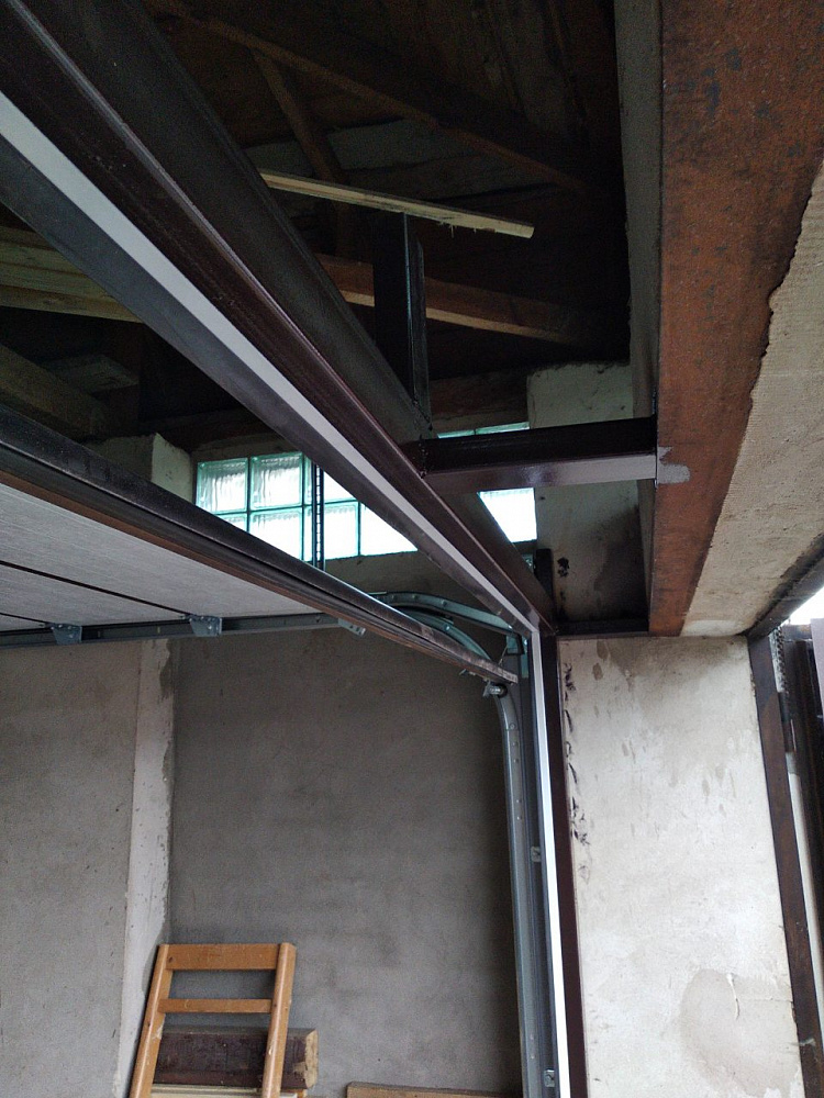 Ворота секционные Алютех. М-гофр, темный дуб.