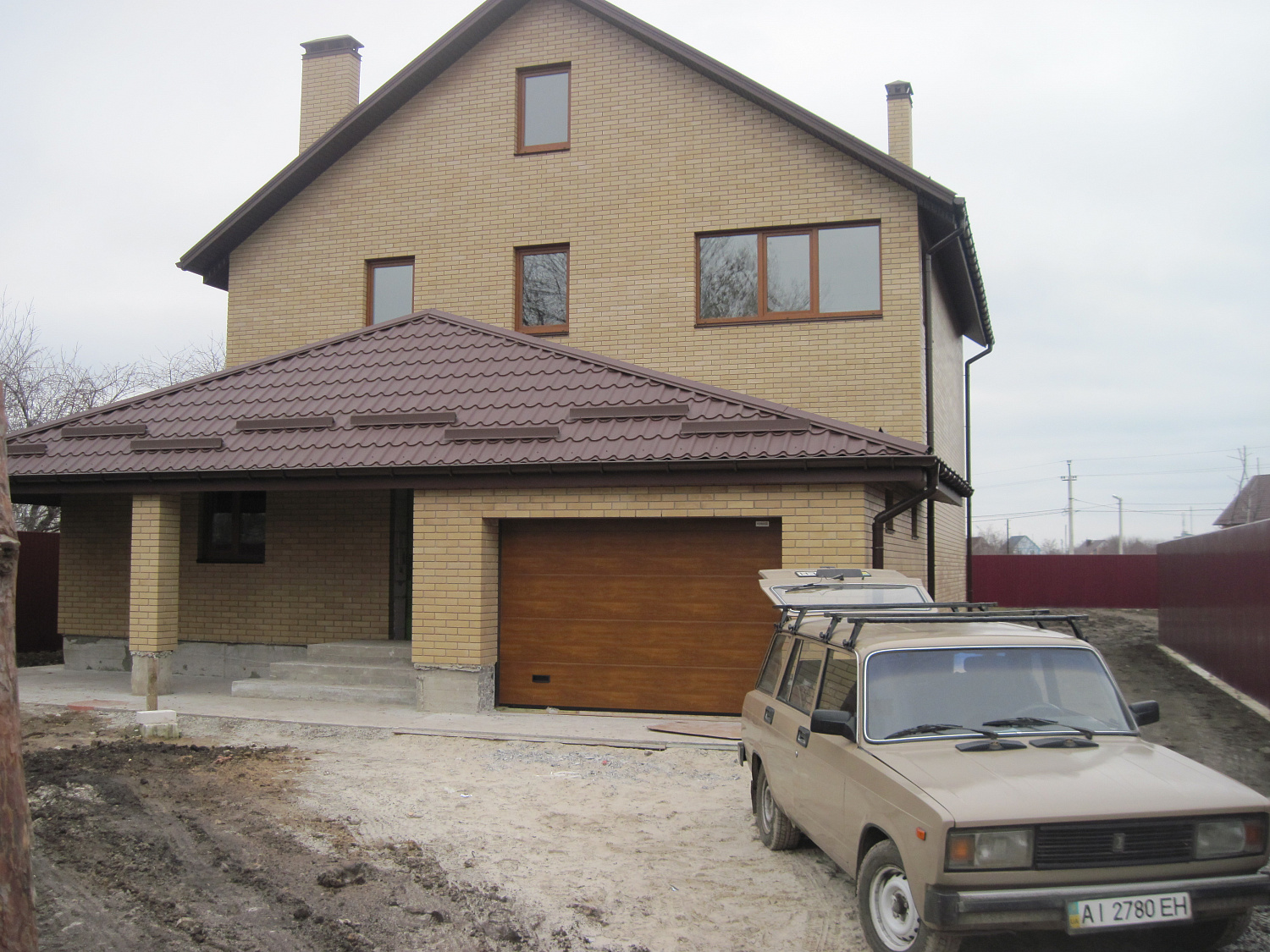 Гаражные автоматические ворота Алютех. Полотно L-гофра, цвет золотой дуб.