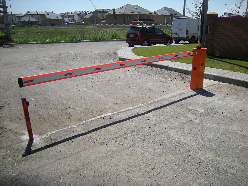 Шлагбаум автоматичний Nice WIL4 з доп. стійкою під фотоелемент безпеки.