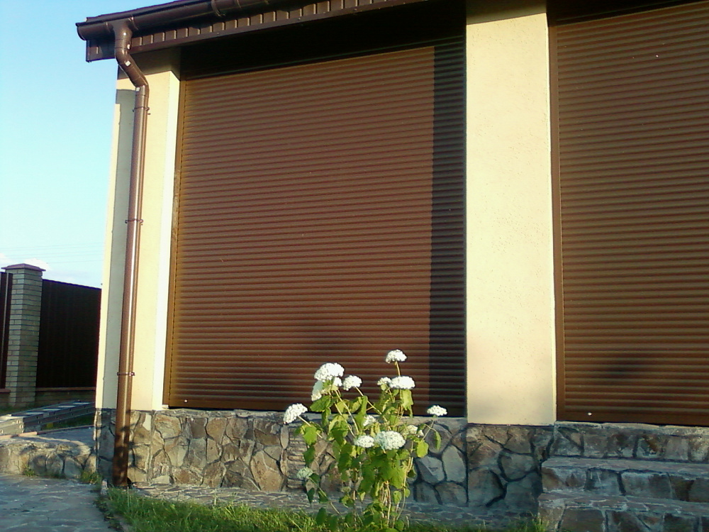 Роллеты с ручным управлением при помощи редуктор корда.