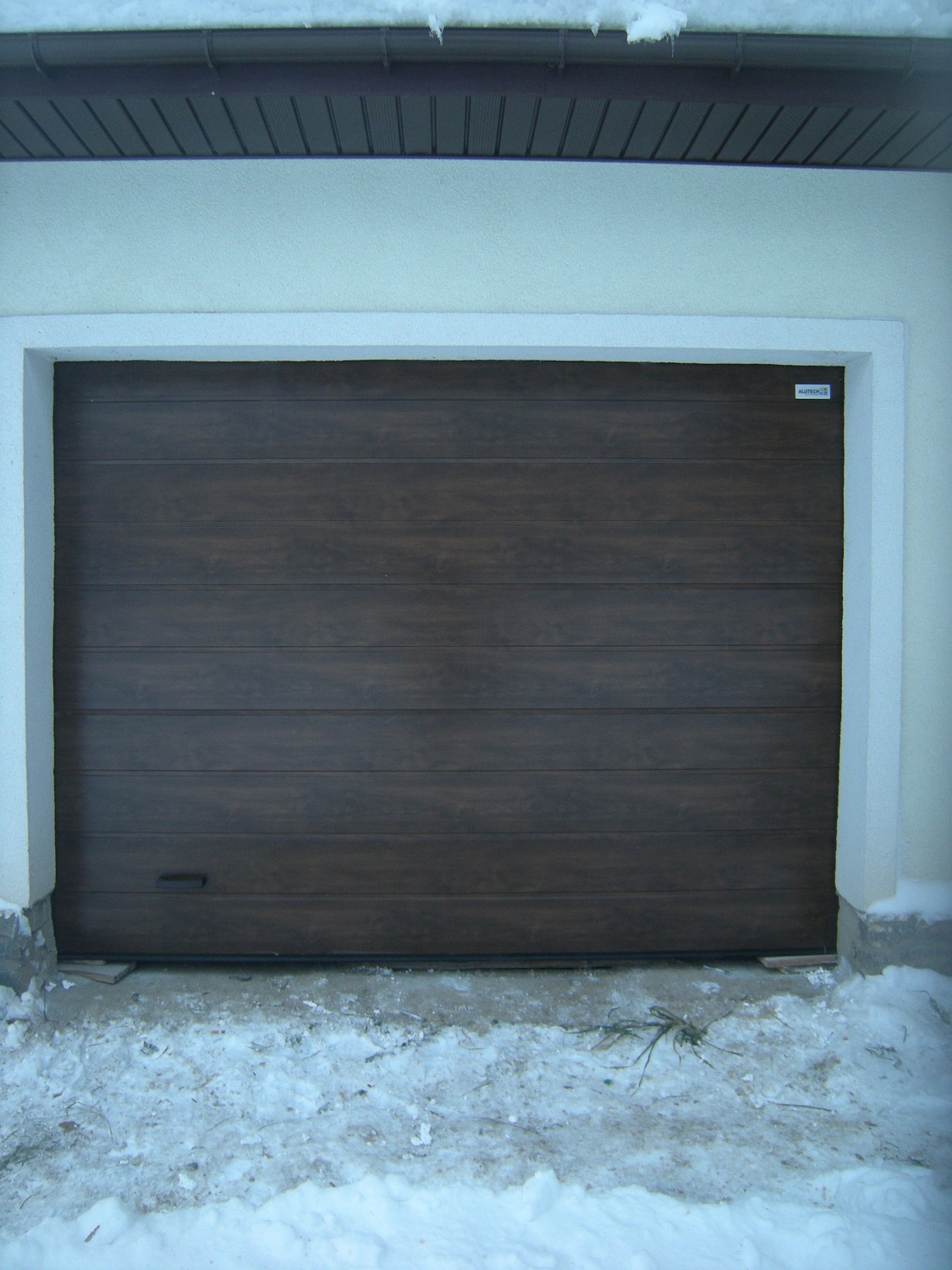 Ворота секционные Classic м-гофр, тёмный дуб.