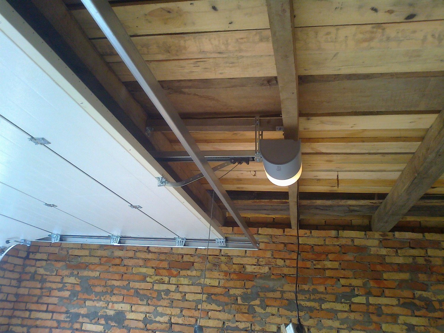 Гаражні автоматичні ворота Алютех. Колір Золотий дуб, S-гофр.