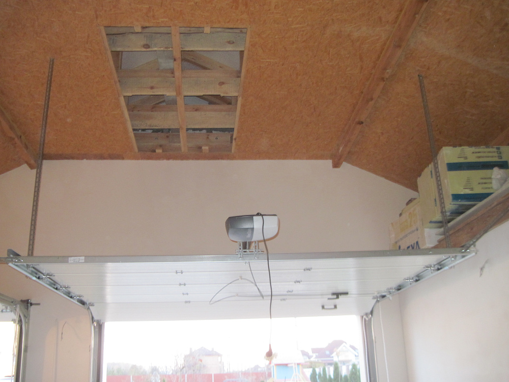 Гаражные автоматические ворота, полотно L-гофр, цвет белый.