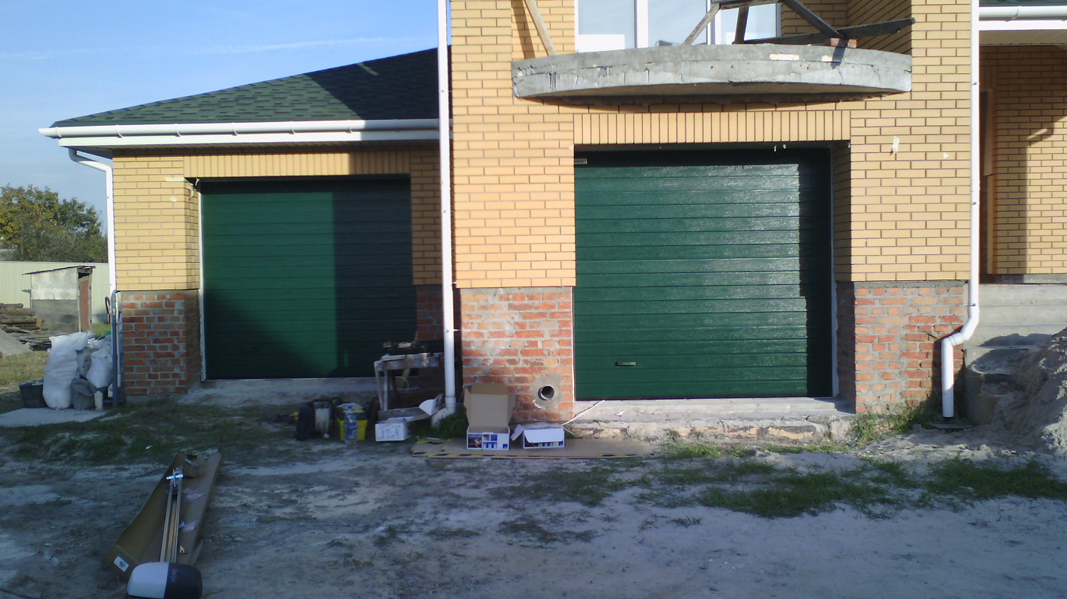 Секционные гаражные ворота Алютех S-гофр цвет зелёный.