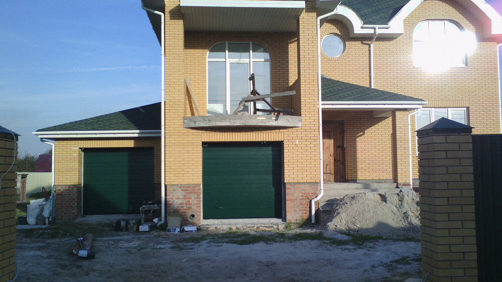 Секционные гаражные ворота Алютех S-гофр цвет зелёный.