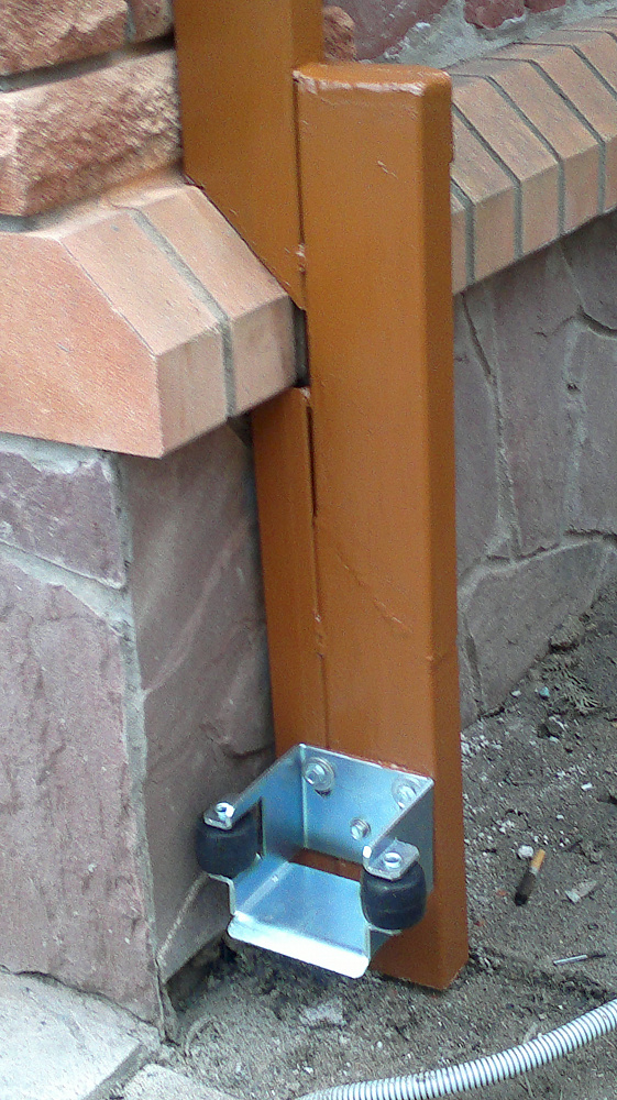 Ворота відкатні автоматичні, плюс хвіртка, заповнення сендвіч панелі фільонка золотий дуб.