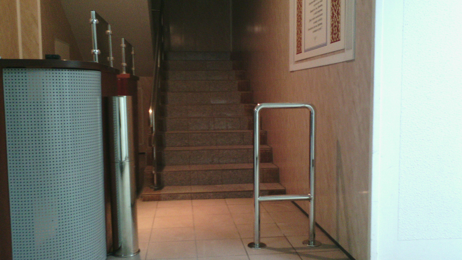 Установка турникета-калитки GATE-GS с полированной стали и тонированным ударопрочным стеклом (МАУП).