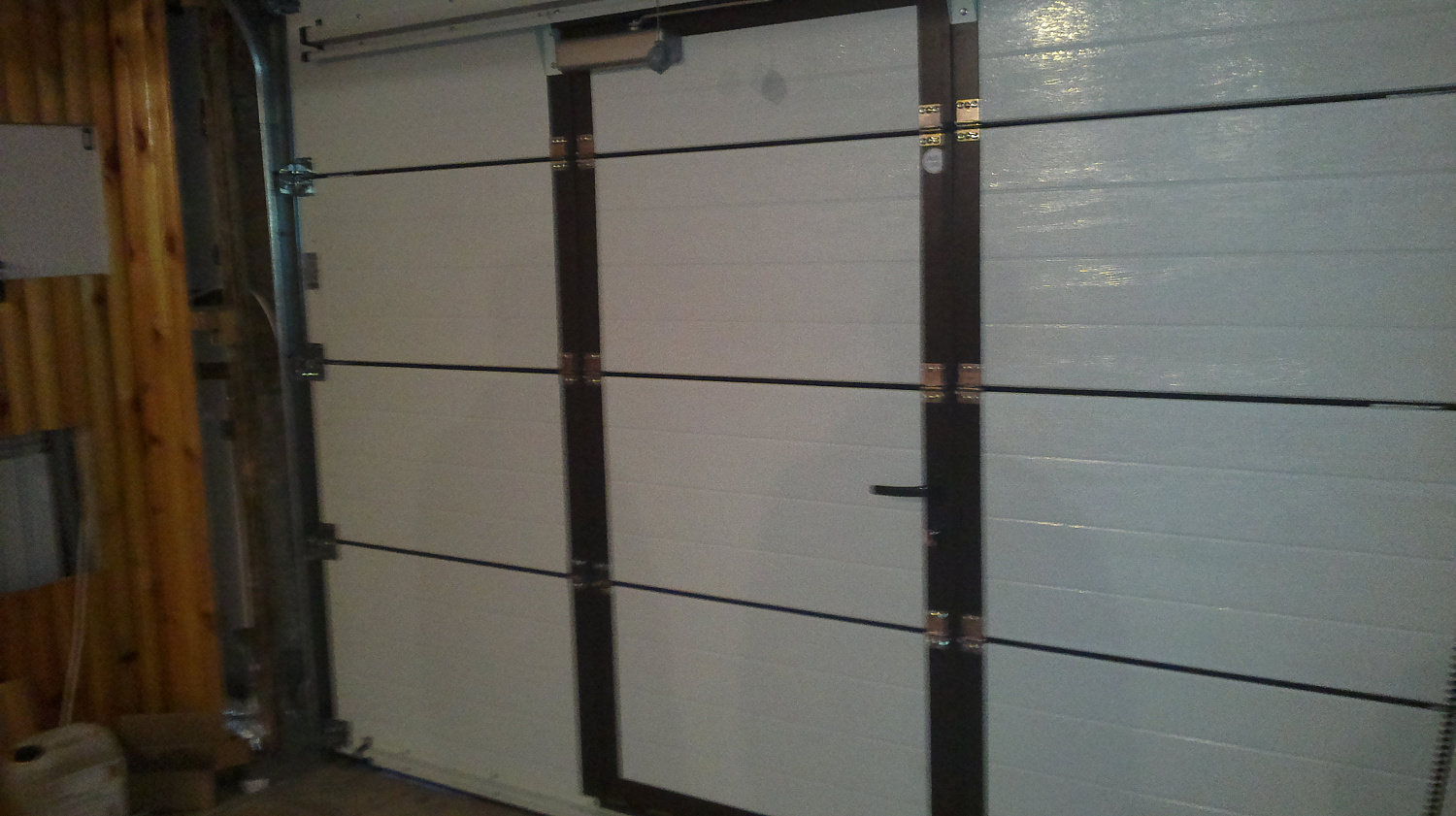 Гаражные автоматические ворота со встроенной калиткой серии Classic.