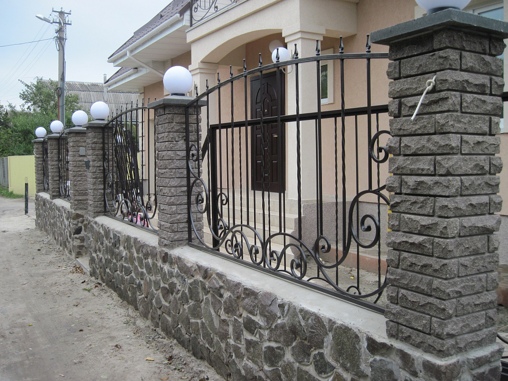 Ворота відкатні та хвіртка з елементами ковки.