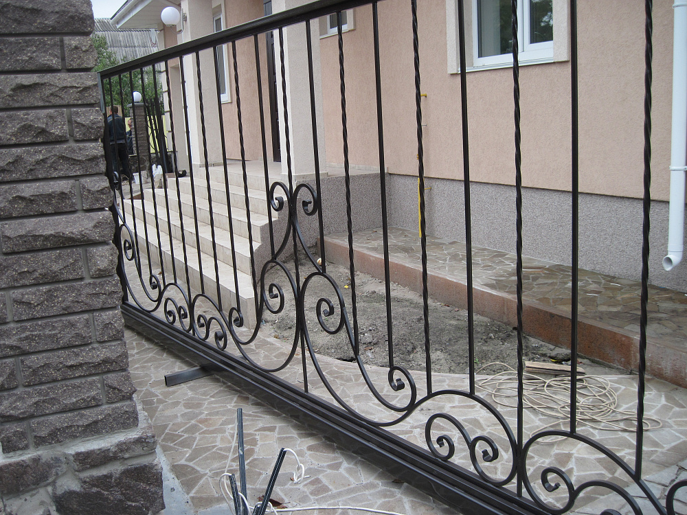 Ворота откатные автоматические и калитка с элементами ковки.