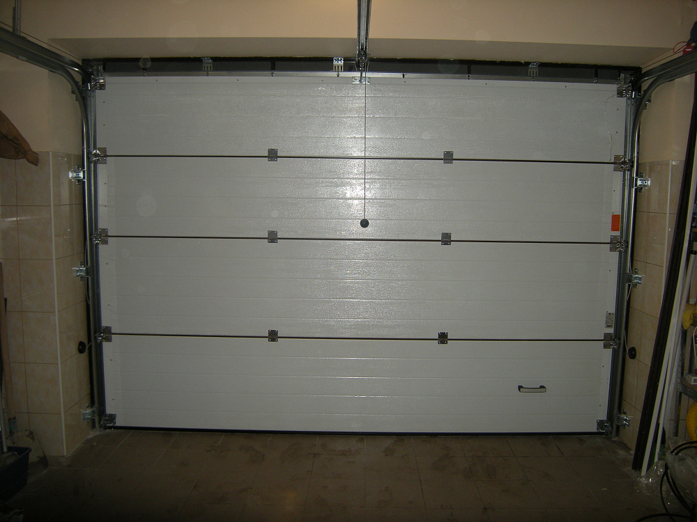 Ворота секционные Алютех со встроенным монтажом и задним расположением вала