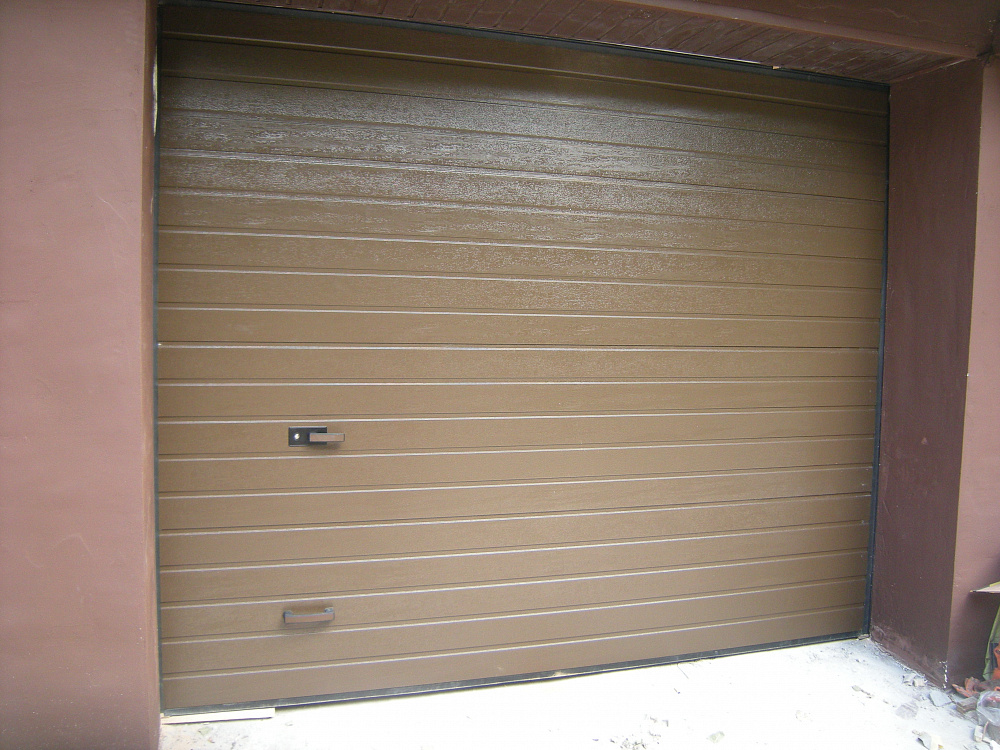 Гаражные секционные ворота Classic, панель S-гофр,цвет коричневый 8014.