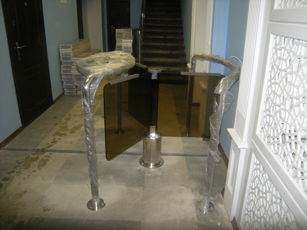 Роторный турникет с лопостями из тонированного стекла триплекс.