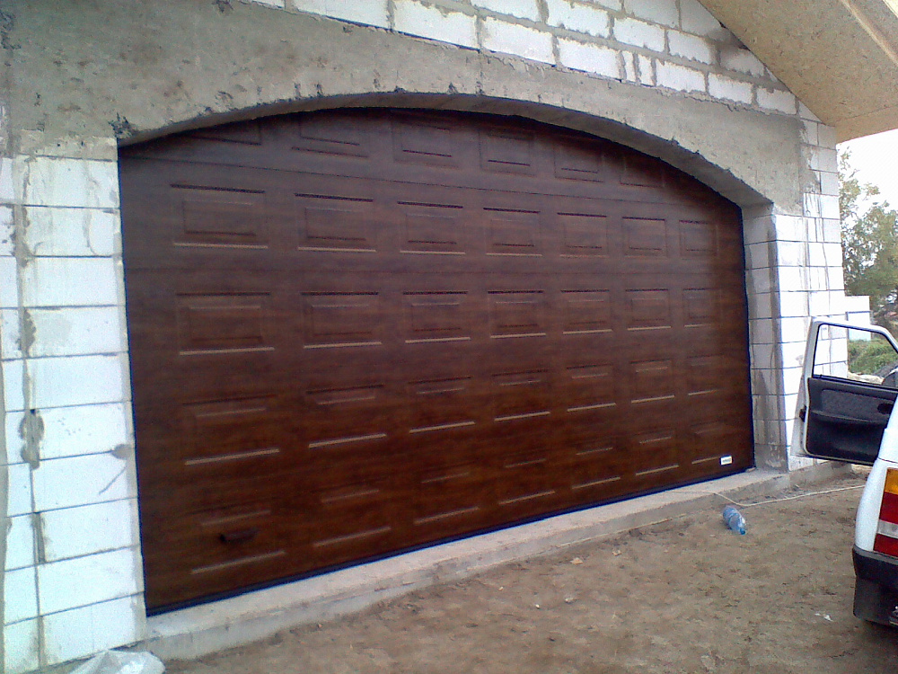 Ворота секционные Алютех. Панель филенка тёмный дуб.