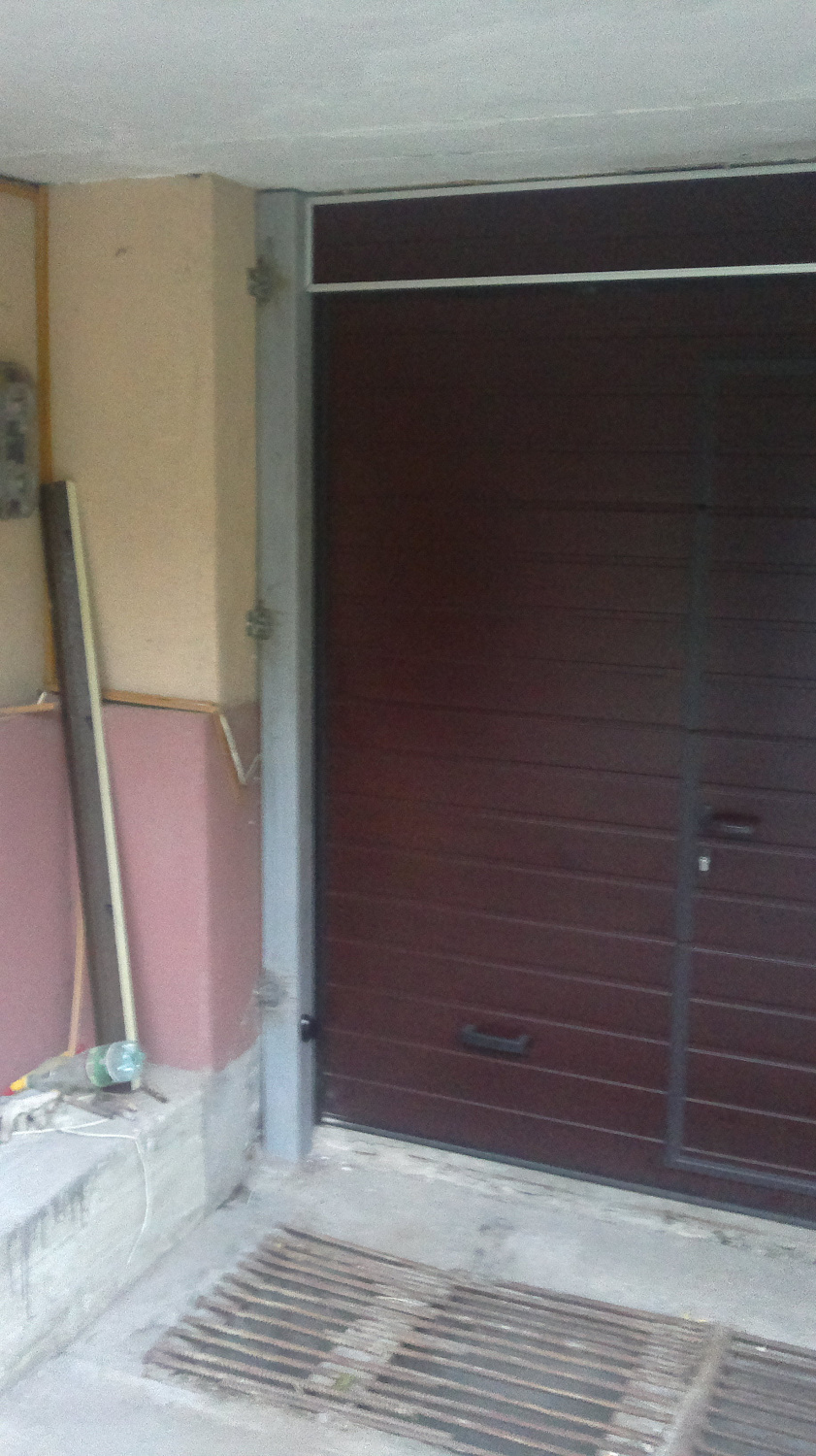 Гаражные автоматические ворота со встроенной калиткой серии Classic.