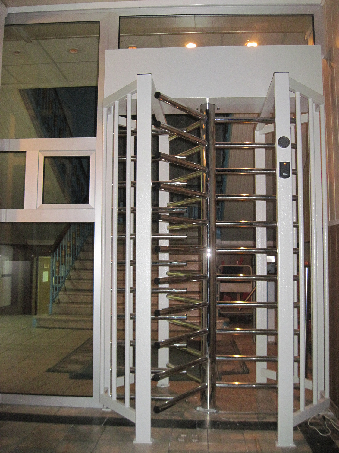 Турникет полноростовой однопроходной.Модель SESAME корпус стальной окрашенный, ротор н/ж полированный.