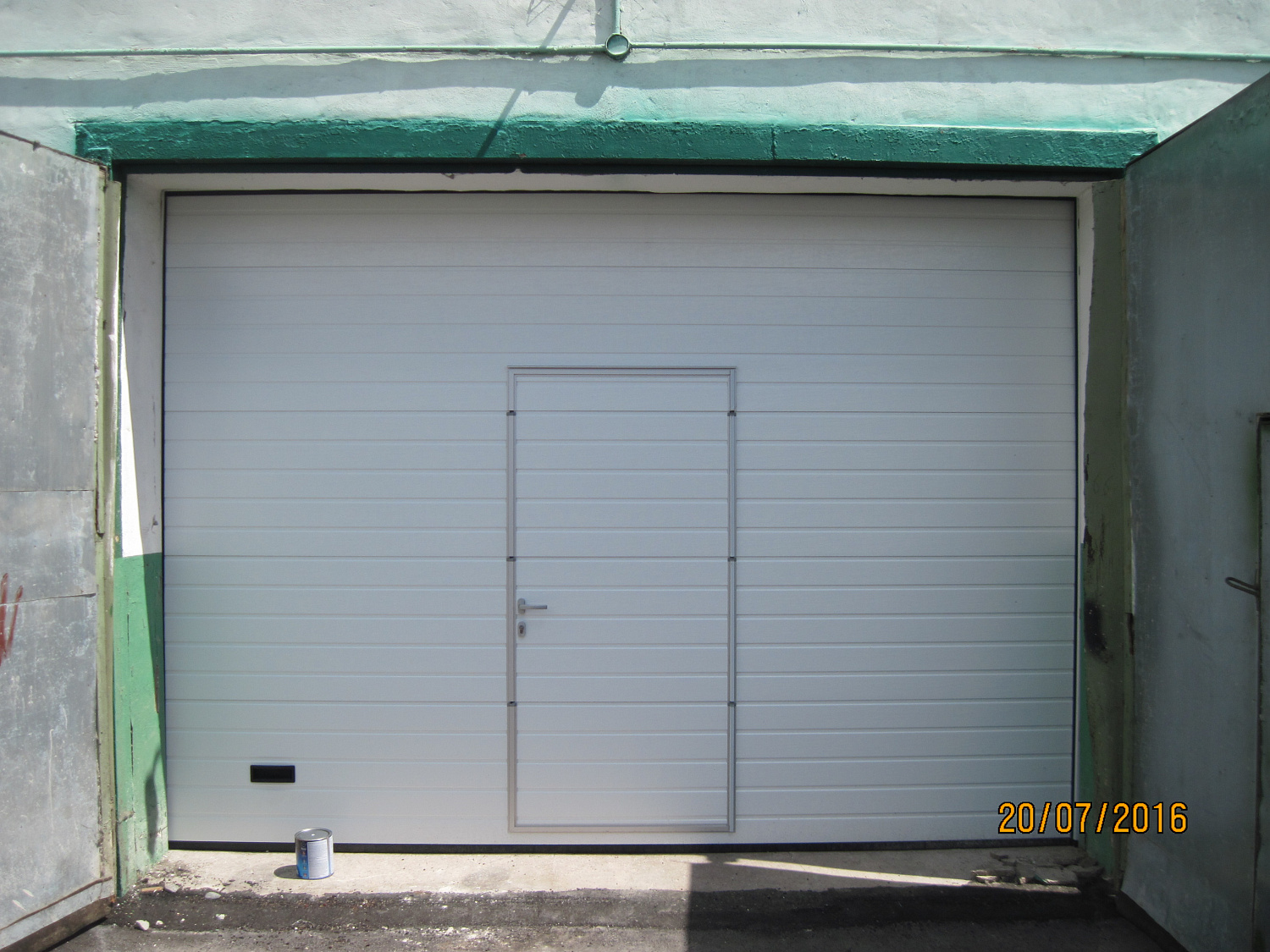 Утепление проемов в боксах воротами Алютех.