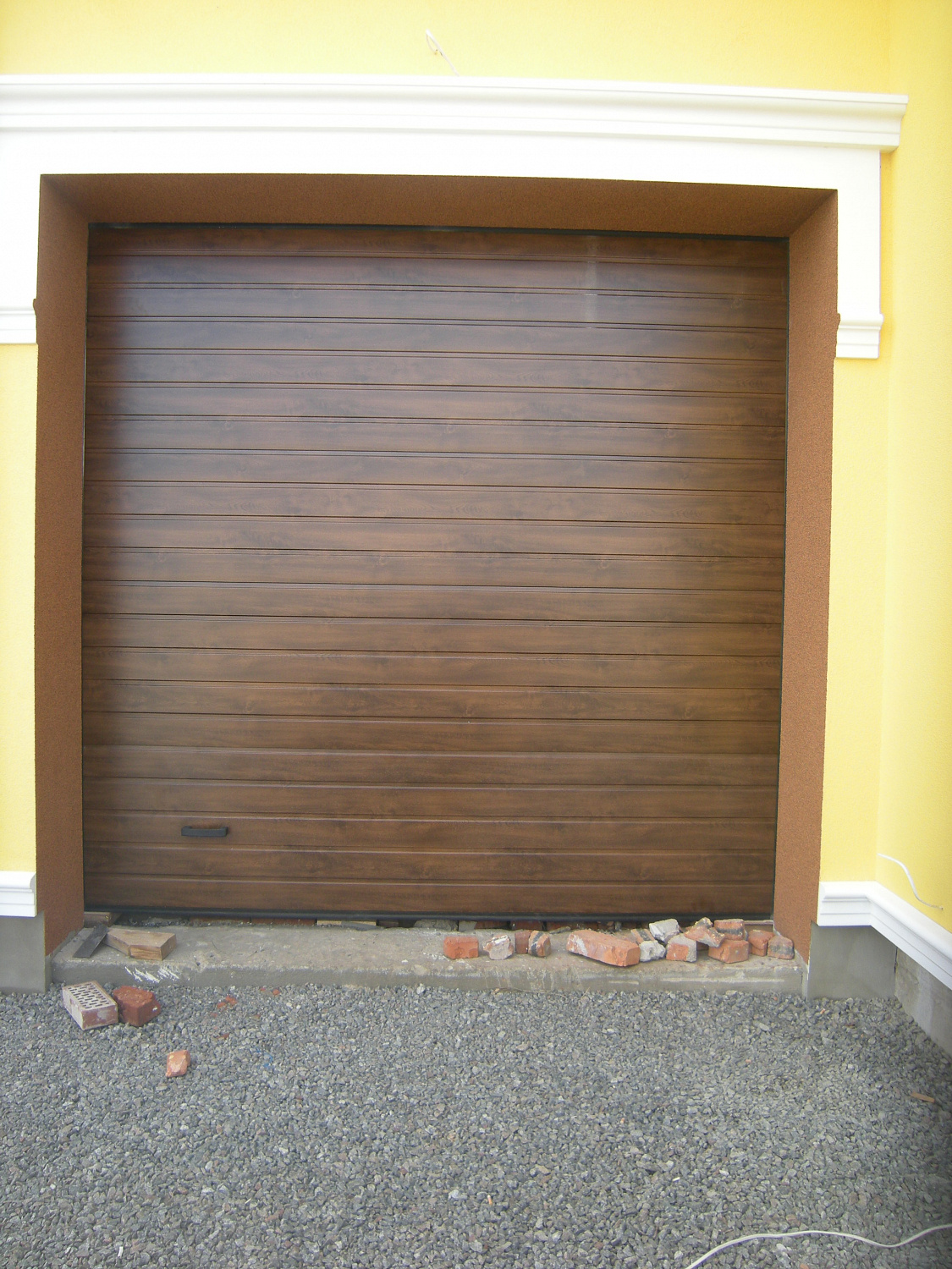 Гаражные секционные ворота s-гофр тёмный дуб.