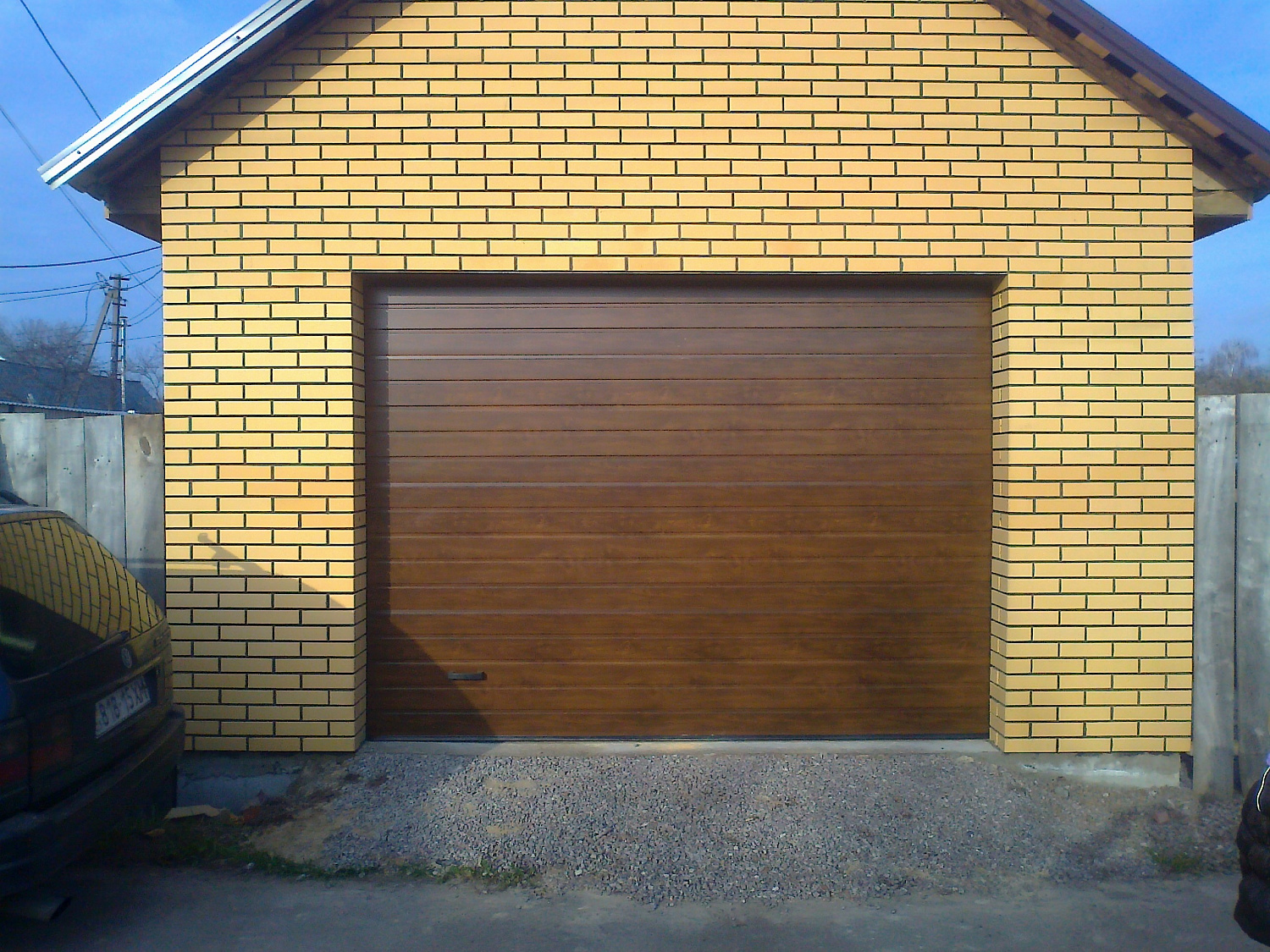 Гаражні автоматичні ворота Алютех. Колір Золотий дуб, S-гофр.