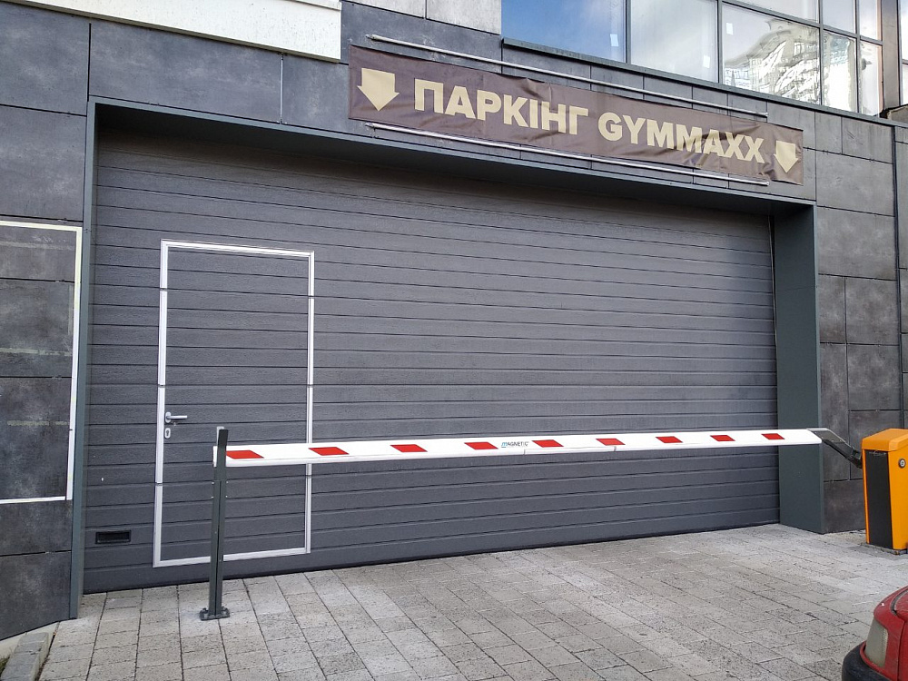 Ворота секційні промислові з хвірткою. ЖК Новопечерські липки Київ.