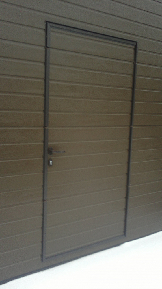 Секционные промышленные ворота с калиткой.