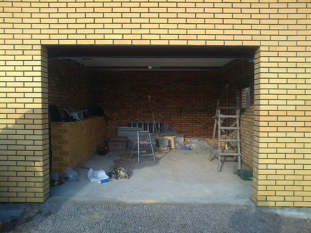 Гаражні автоматичні ворота Алютех. Колір Золотий дуб, S-гофр.