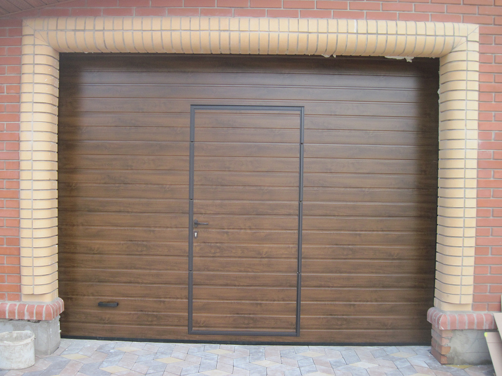 Ворота автоматические гаражные Алютех с калиткой.