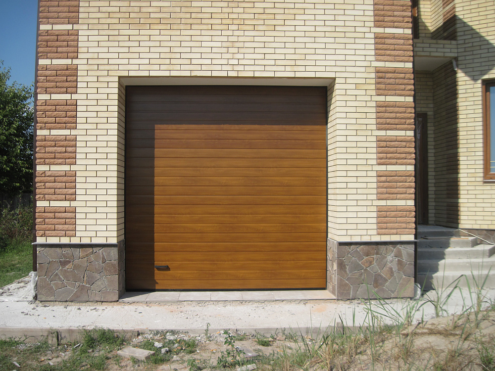 Ворота гаражные секционные, панель s-гофр золотой дуб.