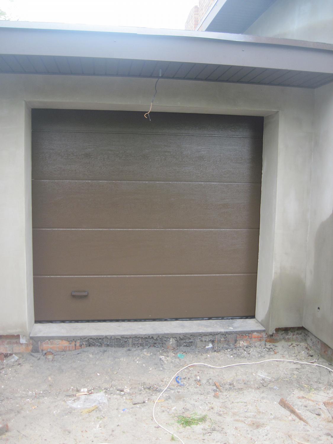 Секционные ворота с автоматическим приводом.