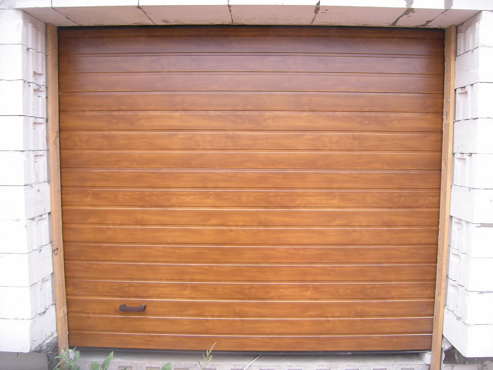 Секционные ворота, вариант высокий монтаж  с панелью S-гофр, цвет золотой дуб.