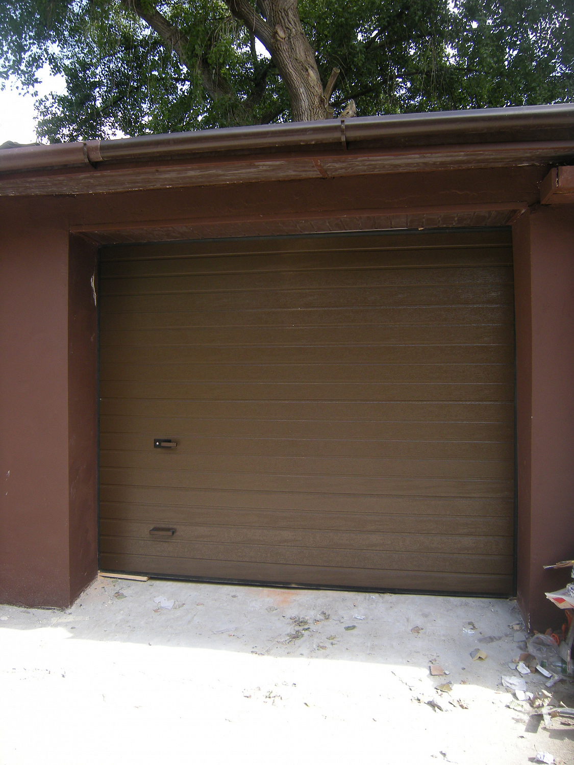 Гаражные секционные ворота Classic, панель S-гофр,цвет коричневый 8014.