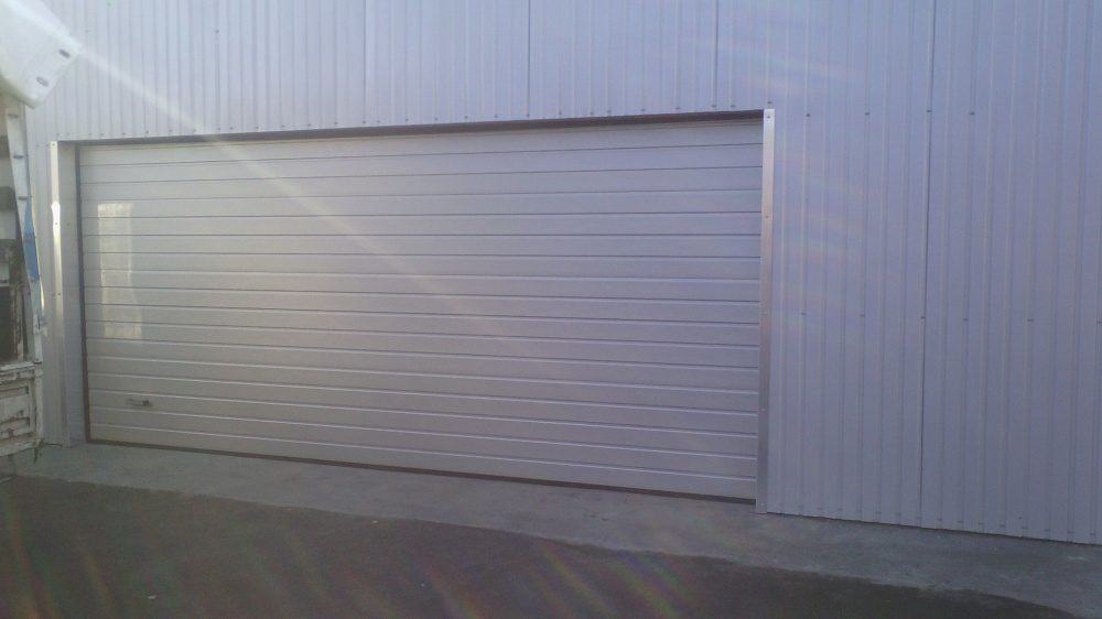 Гаражные ворота серии Classic, панель S-гофр, цвет металлик.