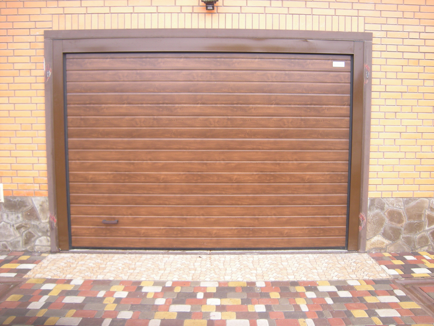 Ворота секционные Алютех со встроенным монтажом и задним расположением вала