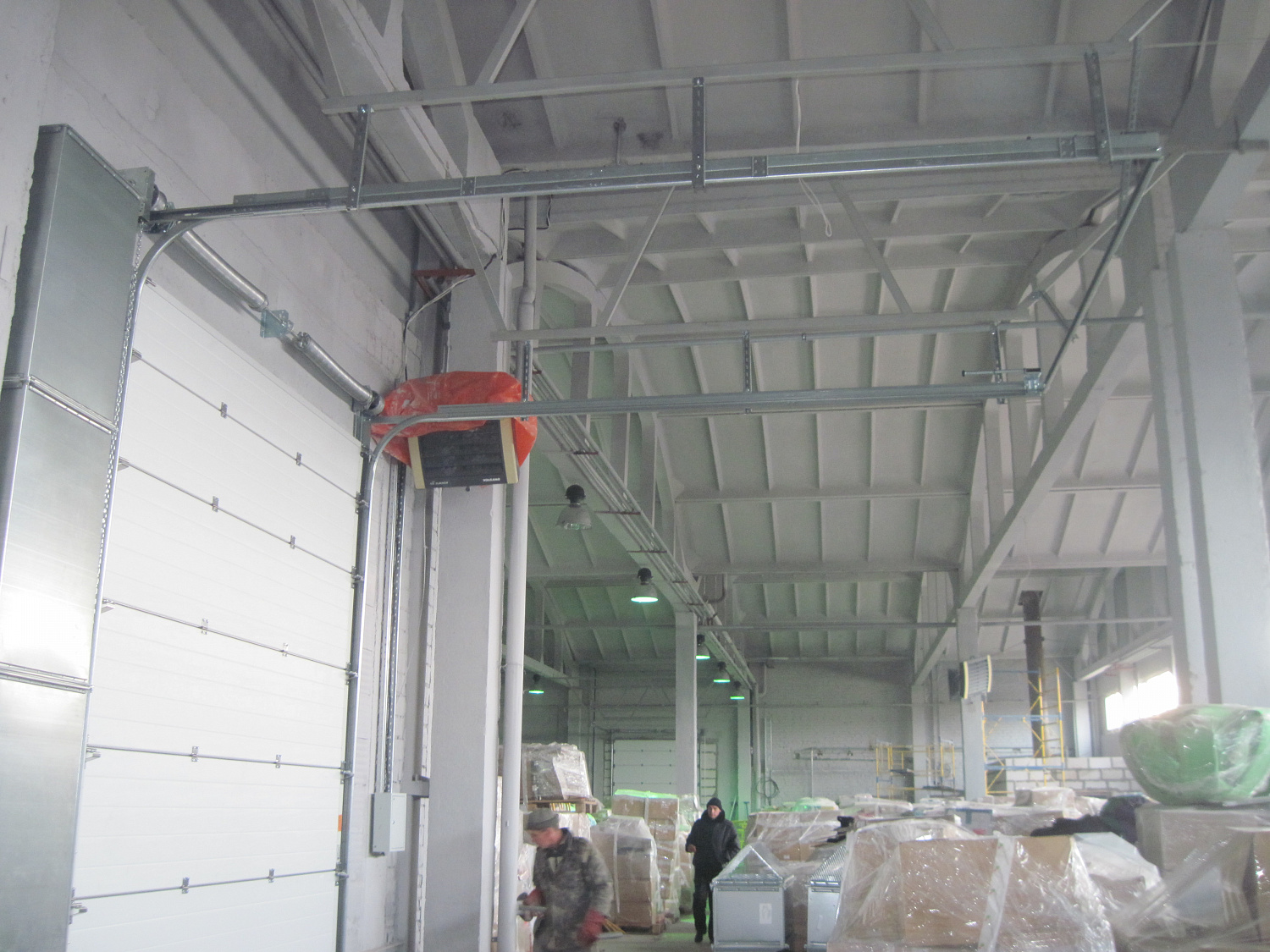 Промышленные ворота с цепным редуктором. Панель S-гофр, цвет серебристый металлик.