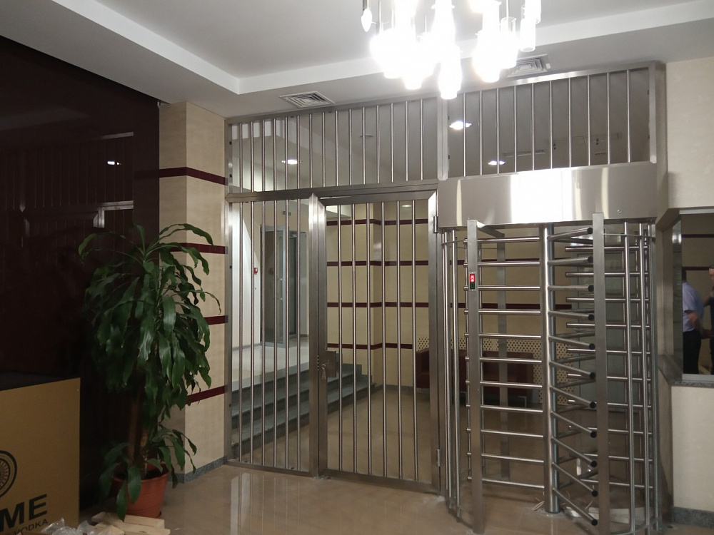 Турникет полноростовой Sesam c ограждением и аварийной калиткой.