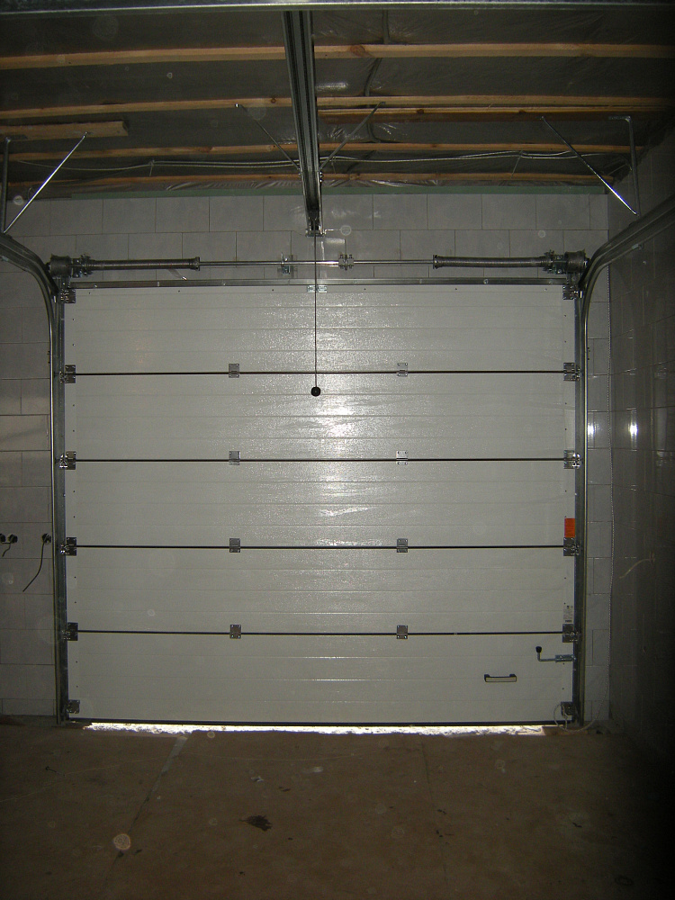 Ворота Алютех секционные гаражные Classic, панель филенка, цвет коричневый.