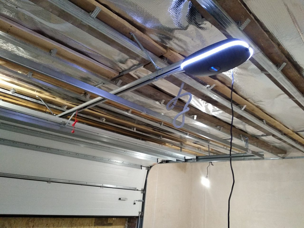 Автоматика Аlutech Levigato для гаражных секционных ворот.