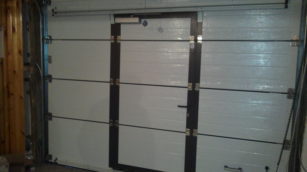 Гаражные автоматические ворота со встроенной калиткой серии Classic.