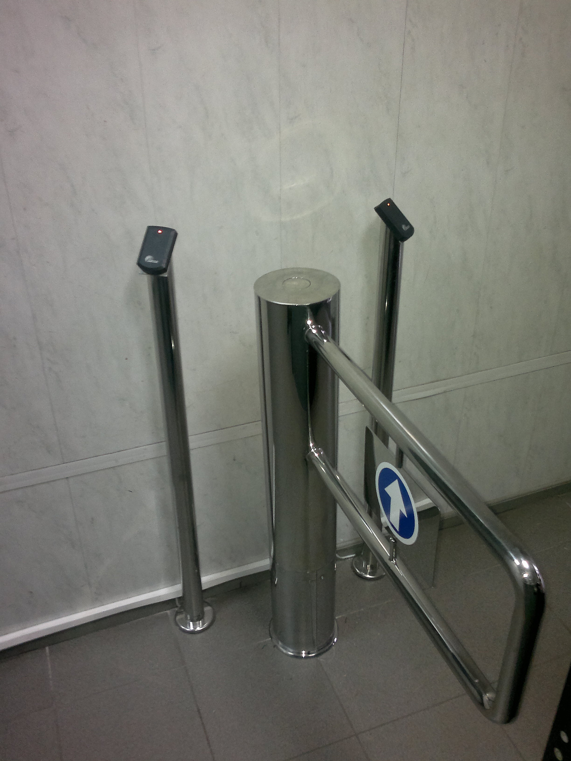 Турникет-калитка Gate -T и стойки под считыватель из полированной нержавеющей стали.