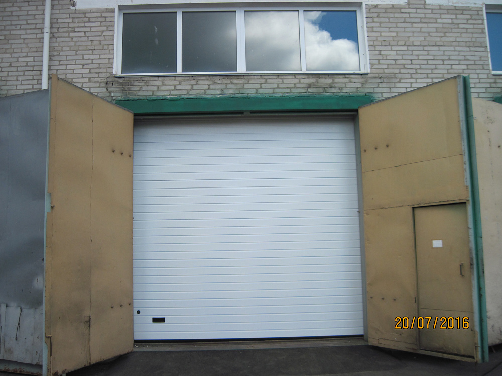 Утепление проемов в боксах воротами Алютех.