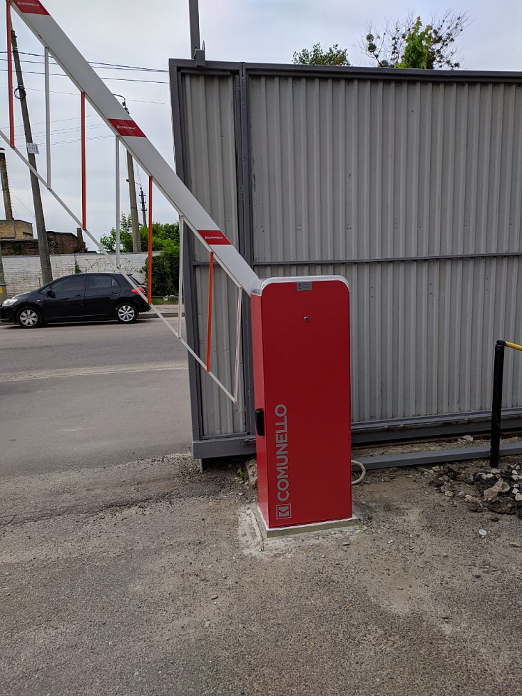 Автоматический шлагбаум Comunello с решеткой на стреле.