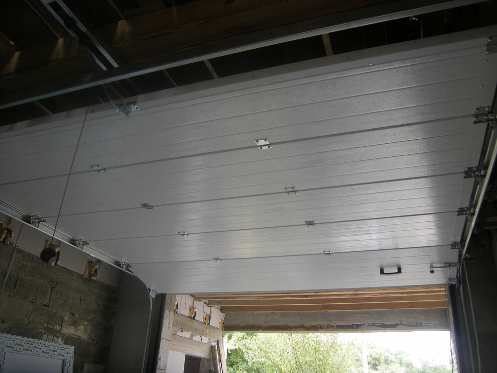 Ворота секционные автоматические с торсионным пружинами.