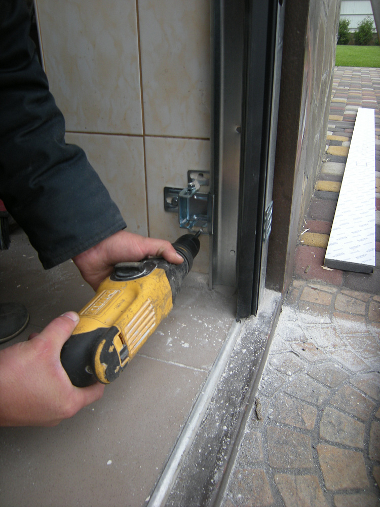 Ворота секционные Алютех со встроенным монтажом и задним расположением вала